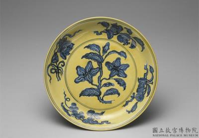 图片[2]-Dish with flowering pomegrante, fruiting branches and lotus sprigs, in underglaze blue on a yellow ground, Ming dynasty, Hongzhi reign, 1488-1505-China Archive